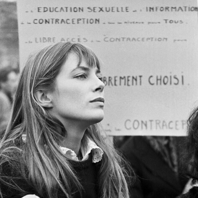 Ноябрь 1971 года. Франция, Бобиньи. Джейн Биркин на демонстрации в защиту абортов. Фото Alain Dejean.