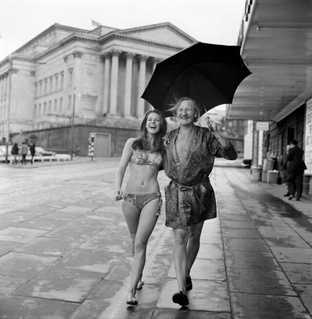 8 ноября 1971 г. Ливерпуль. Актеры Гейл Грайнджер и Лесли Филлипс именно в той одежде, в которой они играют в пьесе 'The Man Most Likely to'. Фото Charlie Owens.