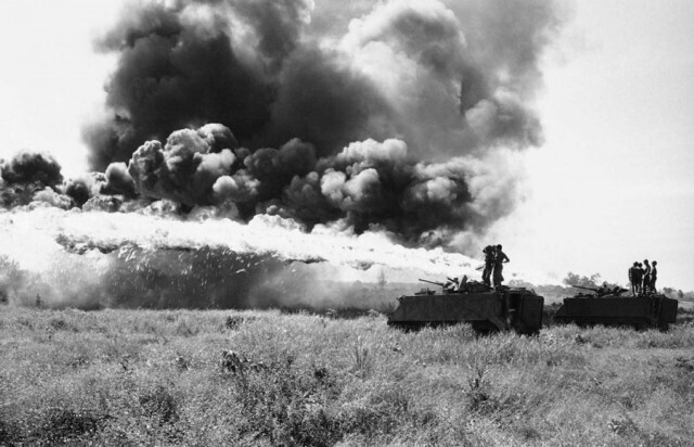 28 ноября 1971 года. Южновьетнамские солдаты испытывают огнеметы, установленные на бронетранспортерах, перед началом операции к западу от Крека, Камбоджа.
