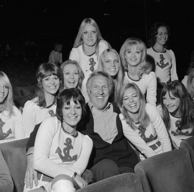 15 ноября 1971 года. Британский шоумен Брюс Форсайт и танцевальная группа 'Young Generation Dancers'. Фото Leonard Burt.
