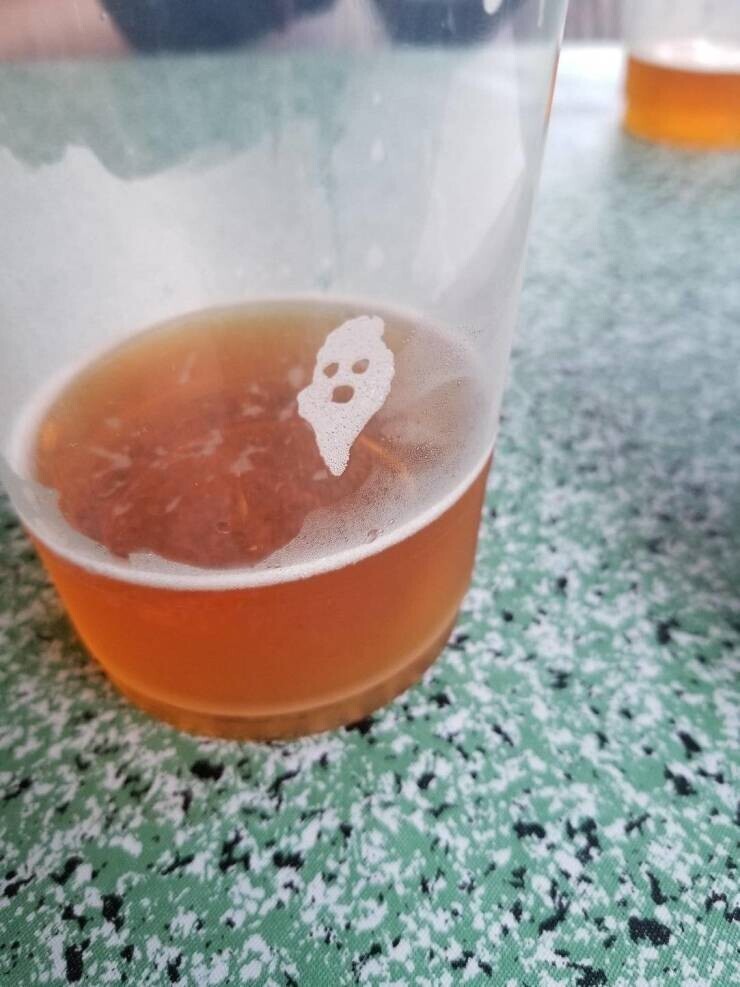 10. "Пена от пива в моем стакане похожа на маленькое жутковатое привидение"