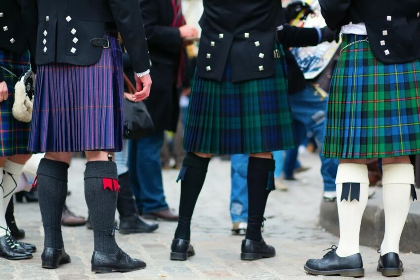 Мальчиков в школах Шотландии заставляют ходить в юбках - и это не килты