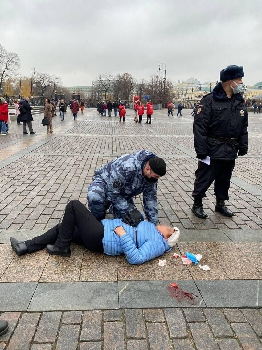 Самокатчик покалечил пенсионерку и скрылся в центре Москвы