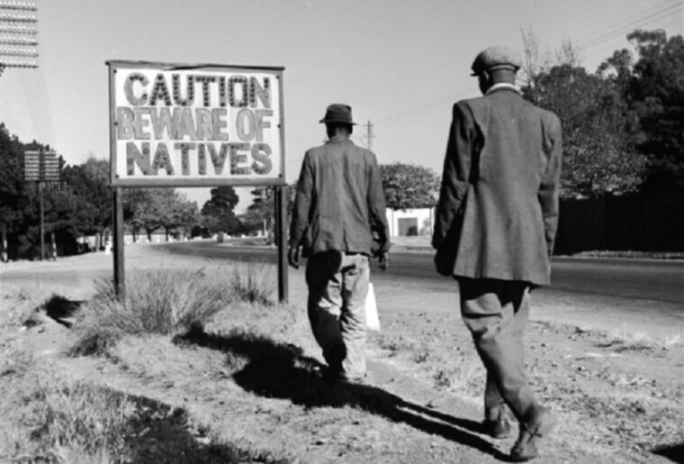 Знак, предупреждающий потомков белых европейцев о том, что они входят в город с чёрным населением. Южная Африка, 1964 год