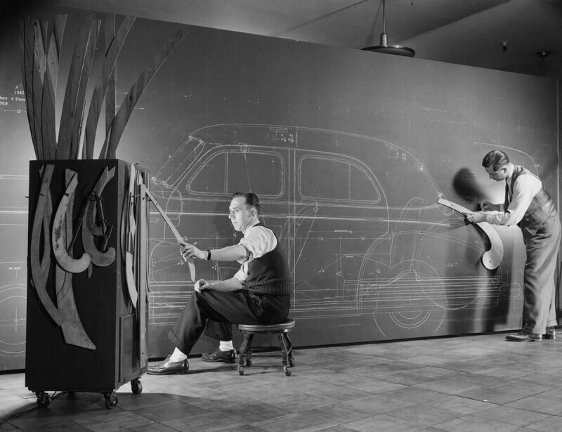 Дизайнеры создают Chevrolet Fleetline sport sedan, 1942 год, США