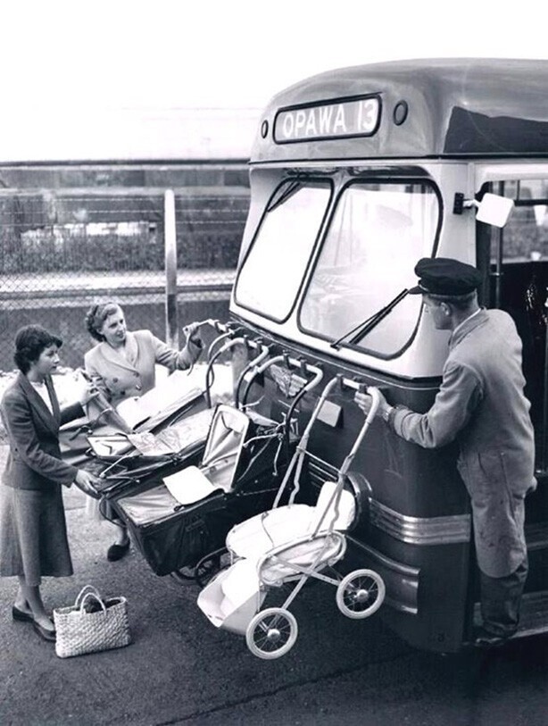 Специальные крючки для колясок на рейсовых автобусах Новой Зеландии в 1950-х годах