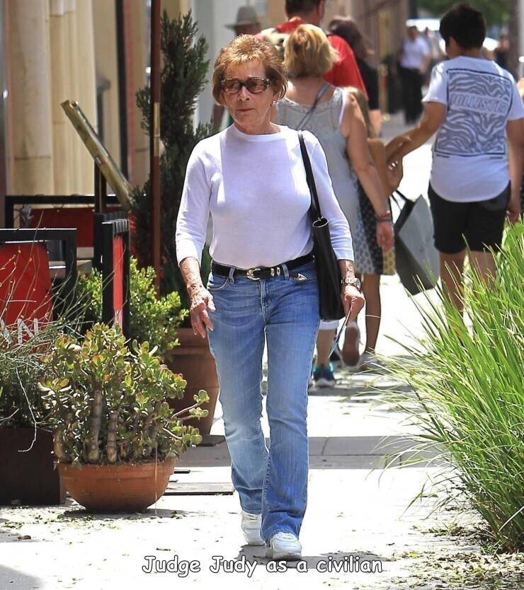 Эта пенсионерка в дешевых джинсах -  Джудит Шейндлин, она же - судья Джуди, автор одноименного шоу и самая высокооплачиваемая ведущая дневного телешоу на американском ТВ. Понты - ничто