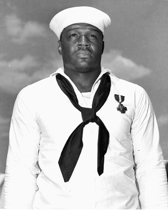 12. Дорис Миллер - афроамериканец, который был поваром на корабле ВМС США. Во время атаки на Перл-Харбор в 1941 году взял на себя управление зенитным орудием