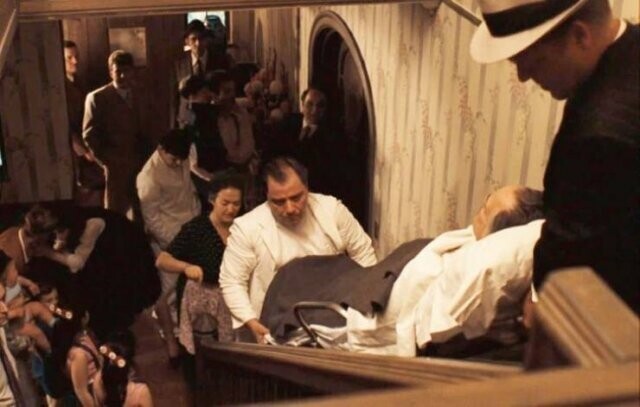 17. В "Крестном отце" есть сцена, где Вито Корлеоне, только что вернувшегося из больницы, несут на второй этаж по лестнице. Во время съемок этого эпизода Марлон Брандо в шутку подкладывал что-нибудь тяжелое под себя, чтобы его было труднее поднять