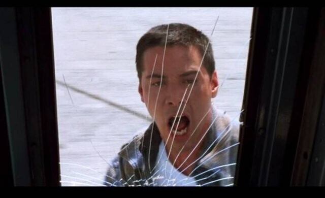 6. Когда в фильме "Скорость" Киану Ривз подбегает к заминированному автобусу, он бьет по двери и разбивает стекло. Вышло это случайно, но сцена сохранилась в финальной версии фильма