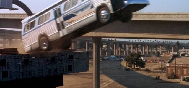 7. Самая известная сцена из "Скорости" - прыжок автобуса с одного конца строящейся автострады на другой. Фактически, мост был полностью собран, а позже его часть была удалена в цифровом виде