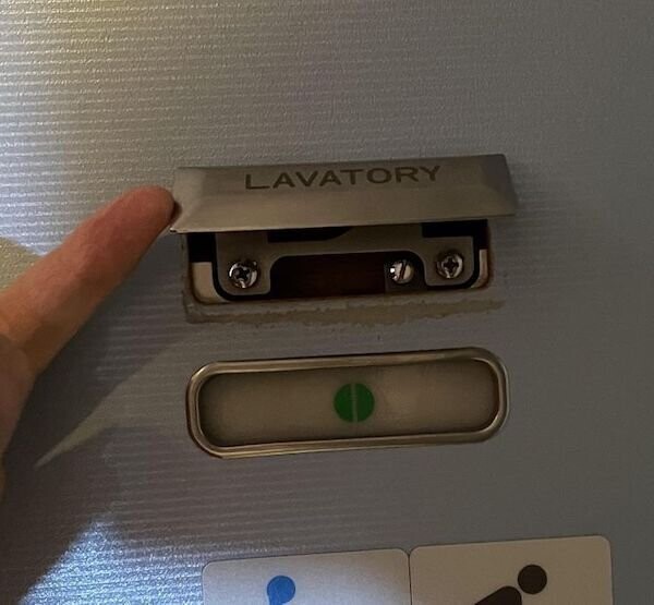 "Дверь в туалет в самолете можно открыть и снаружи. Запорный болт располагается на стене рядом с ним - обычно он закрыт небольшой металлической плашкой с неприметной надписью "Туалет"