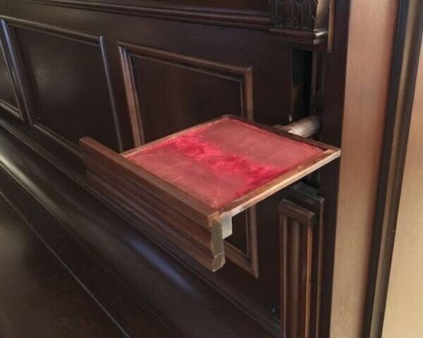 "В моем пианино 1885 года выпуска есть тщательно спрятанная выдвижная полочка для свечи"