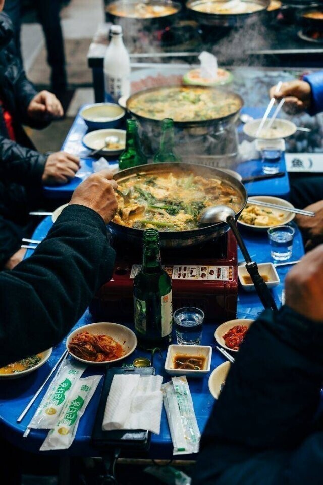 22. "В Корее самый старый человек за столом должен начать есть первым. Не берите свои палочки для еды, ложку или любую другую посуду, которую вы используете, пока самый старший за столом не начнет есть"