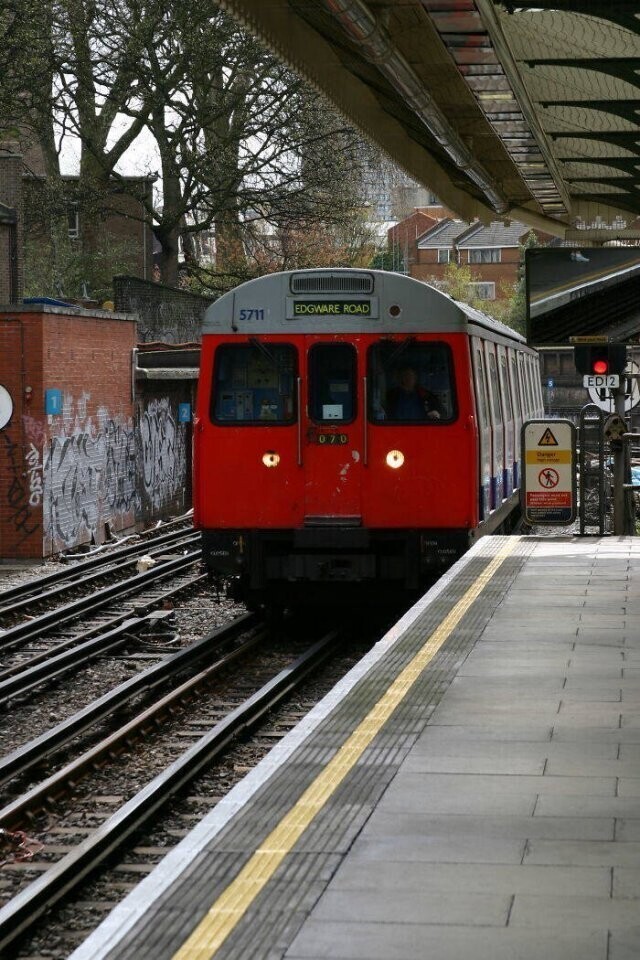 16. "В Лондоне не ищите свой билет на поезд / карту Oyster у турникета метро. Местные жители рассердятся. Найдите ее заранее, чтобы быстро пройти не задерживать остальных"
