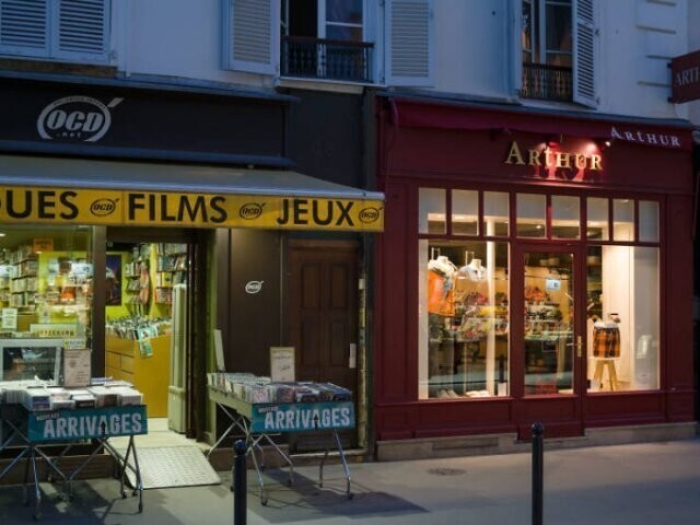 24. "В Париже всегда нужно говорить «bonjour»при входе в магазин или ресторан и «au revoir»  при выходе. Даже если вы ничего не покупаете, просто зашли и вышли"