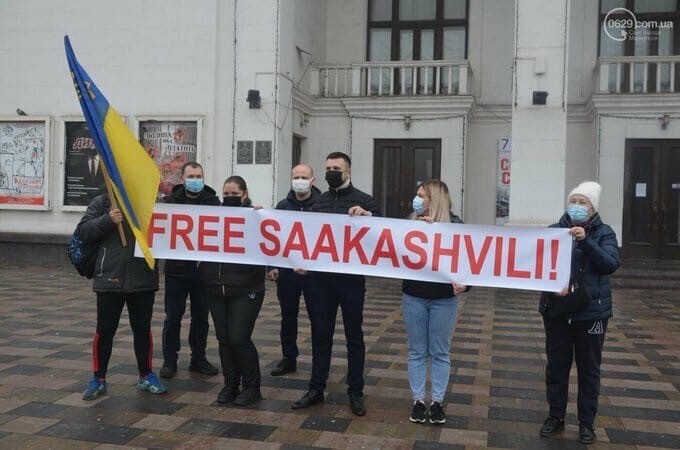 На площади перед драматическим театром в Мариуполе митинговали сторонники Саакашвили