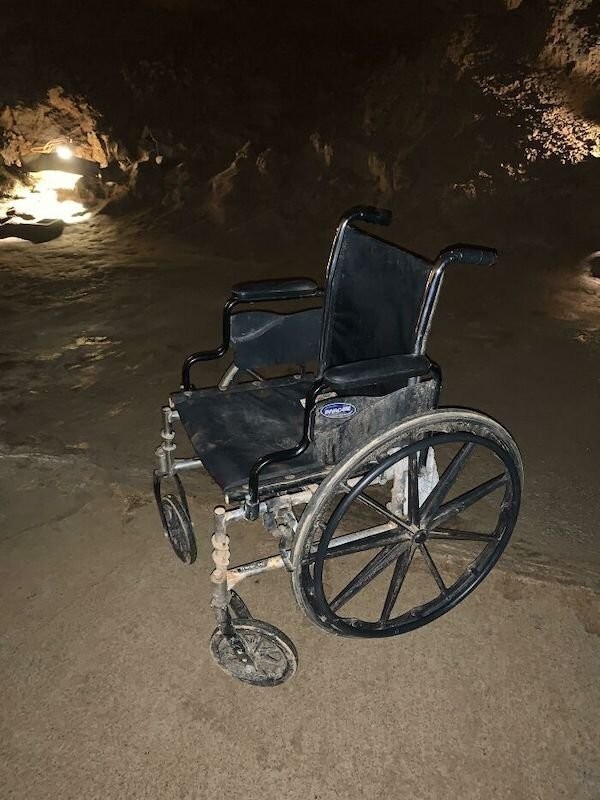 19. "Нашел брошенную инвалидную коляску глубоко в пещере, когда был в Теннесси"