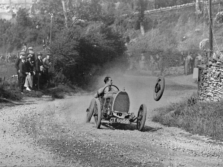 Раймонд Мэйс сохраняет хладнокровие, следуя традиции своей старой школы после того, как потерял колесо на гонке в Кайрфилли-Маунтин-Хилл в Кардиффе, Уэльс, 1924 год