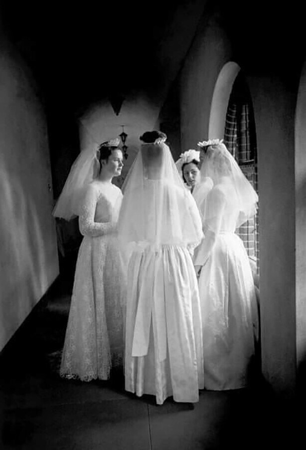 Невесты Христовы / Монахини в день свадьбы с Господом, Суррей, Великобритания. 1965 год. Фото: Ева Арнольд