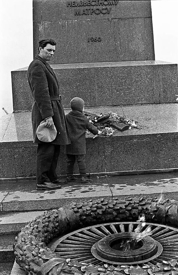 "От героев былых времён..." У памятника Неизвестному Матросу. Одесса, 60-е