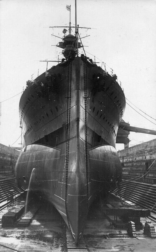 Британский линейный корабль HMS Royal Oak (постройки 1916 года) в сухом доке, вероятно 1920-е - 1930-е годы. Хорошо видны противоторпедные наделки (були, или блистеры), прикрывающие в подводной части борта корабля