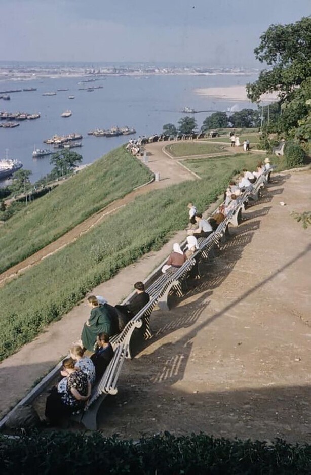 На берегу Волги. Горький, 1958 год