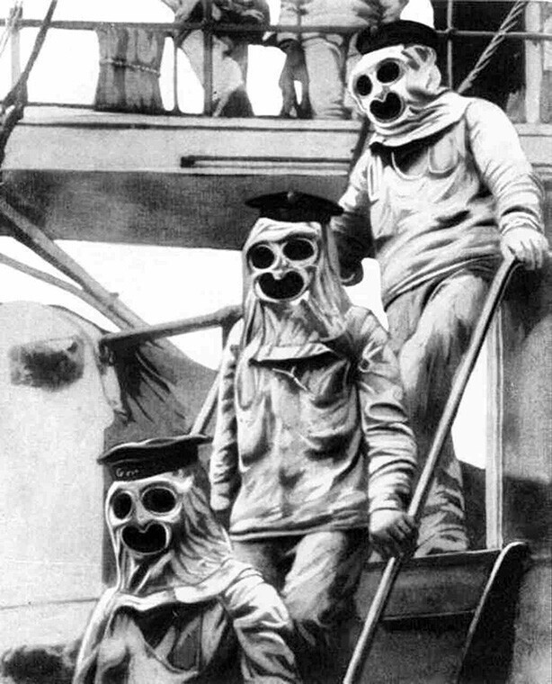 Веселые австрийские морячки в костюмах химзащиты, 1916 год