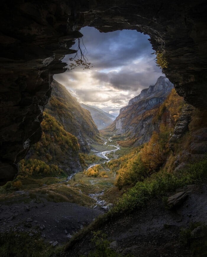 "Я бродил по Французским Альпам на прошлой неделе, и сделал эту фотографию пещеры с видом на красивую долину"