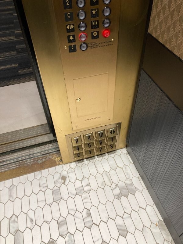 2. Лифт с кнопками, которые можно нажимать ногой
