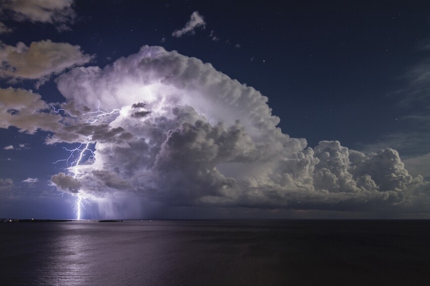 3. Второе место по итогам зрительского голосования: «Молния от изолированной грозы над Каннским заливом», Серж Зака (Франция)