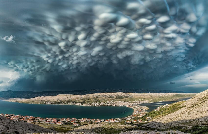 5. Финалист: «Прекрасные вымеобразные облака над городом Паг», Даниэль Палчич (Хорватия)