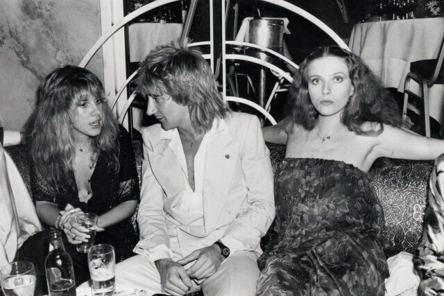 Стиви Никс, Род Стюарт и Биби Бьюэлл в ресторане Regine’s, Нью-Йорк, 1977 г.