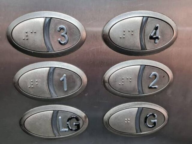 По тому, как истерлись кнопки лифта, видно, на какой этаж люди чаще всего не хотят идти пешком"