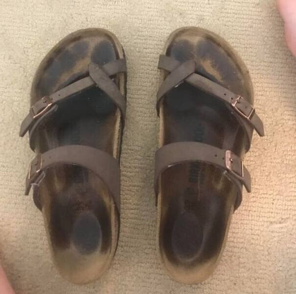 "Мама носила эти сандалии 13 лет. Отпечатки ее ног на подошвах теперь уже не сотрутся никогда"