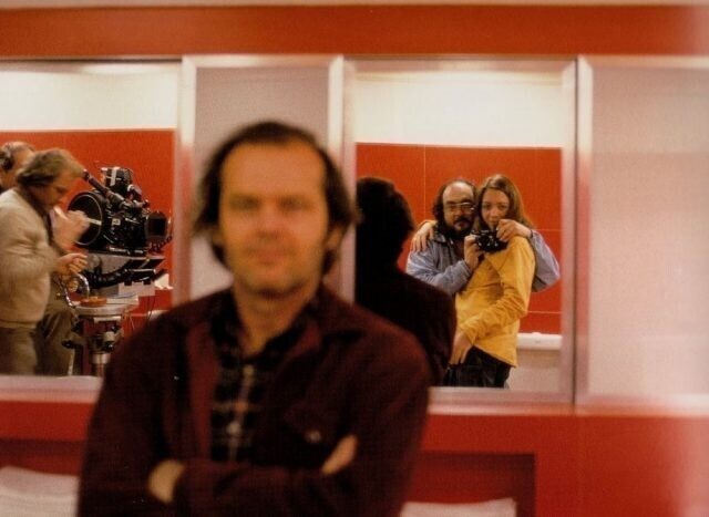 Режиссер Стэнли Кубрик делает селфи в зеркале с дочерью Вивиан Кубрик, притворяясь, будто фотографирует Джека Николсона
