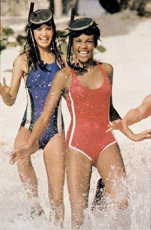 Фиби Кейтс и Уитни Хьюстон на пляже, 1981 год