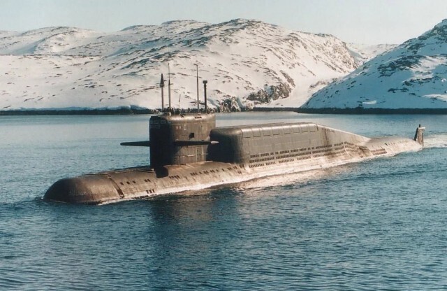 Атомный подводный крейсер К-496 "Борисоглебск" проекта 667БДР в Кольском заливе.  1999 год.