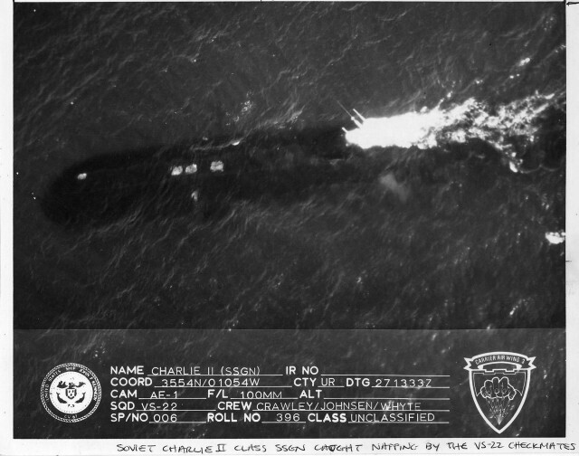Атомная подводная лодка с крылатыми ракетами К-503 пр.670М (командир 355 экипажа - кап. 1 ранга Масленников Н.А.) на перископной глубине.