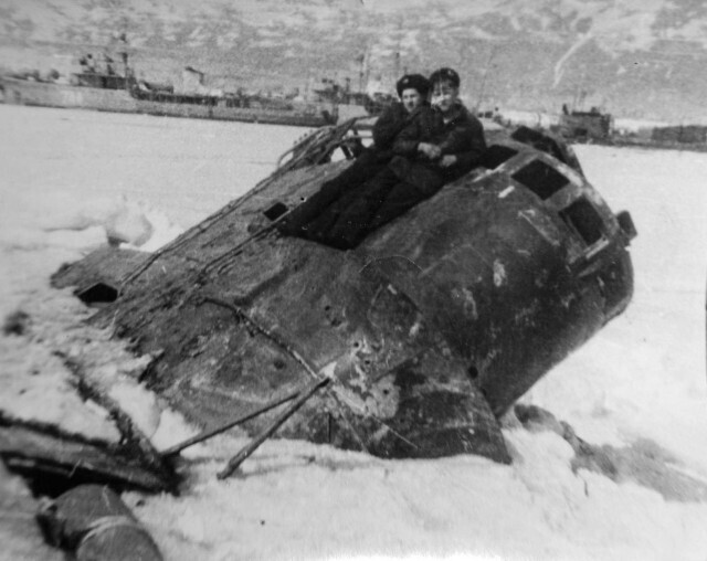 Моряки с С-286 на полузатопленной С-331, б. Нагаева, Магадан.  1980-е годы