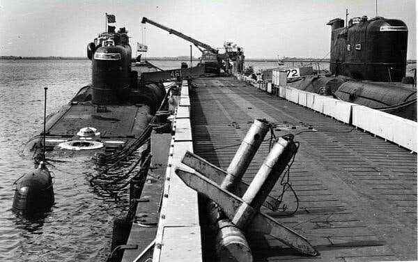 Дизельная подводная лодка с крылатыми ракетами, проекта 651 "К-24" погрузка боезапаса.