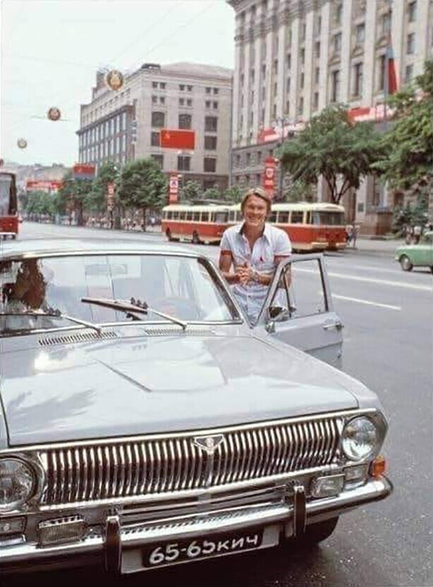 Футболист Олег Блохин (Динамо Киев) возле своего автомобиля, 1980-е