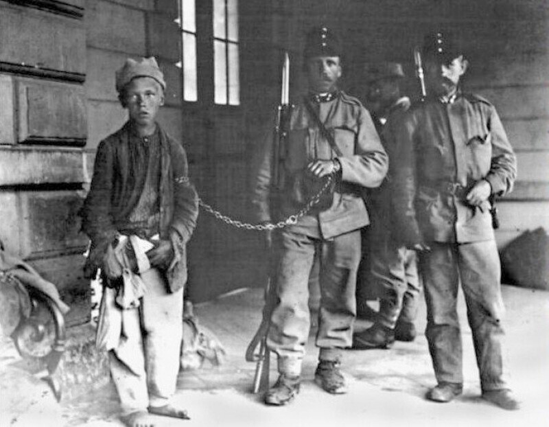 Галиция, июль 1915 года. Австро-венгерские солдаты с закованным в цепи украинским парубком, обвиняемым в шпионаже в пользу русских.