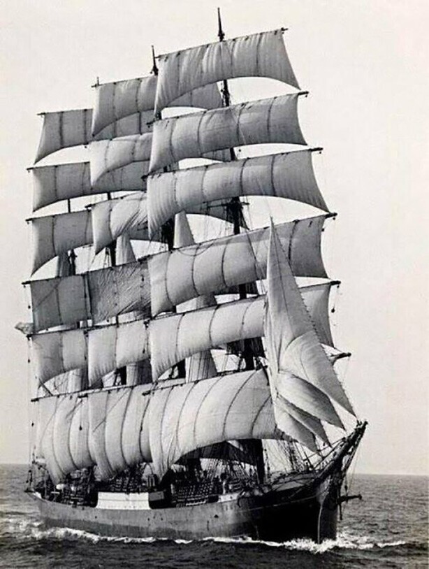 «Памир» — последний в мире коммерческий парусный корабль, совершавший торговые рейсы, огибая мыс Горн, 1949 год.