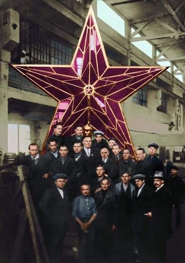 2 ноября 1937 года на башнях Московского Кремля зажглись рубиновые звезды. На фото: Рабочие, участвовавшие в создании рубиновых звёзд Кремля. 1937 год.