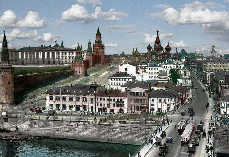 На фото — раскрашенный снимок площади Васильевский Спуск, до 1930-х