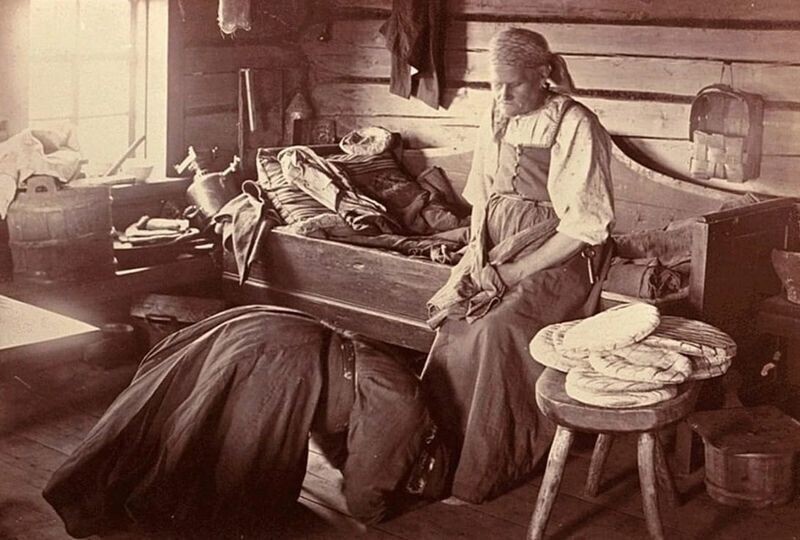 Карелия, 1894 год. Невестка кланяется в ноги свекрови. Фото: Инто Конрад Инха
