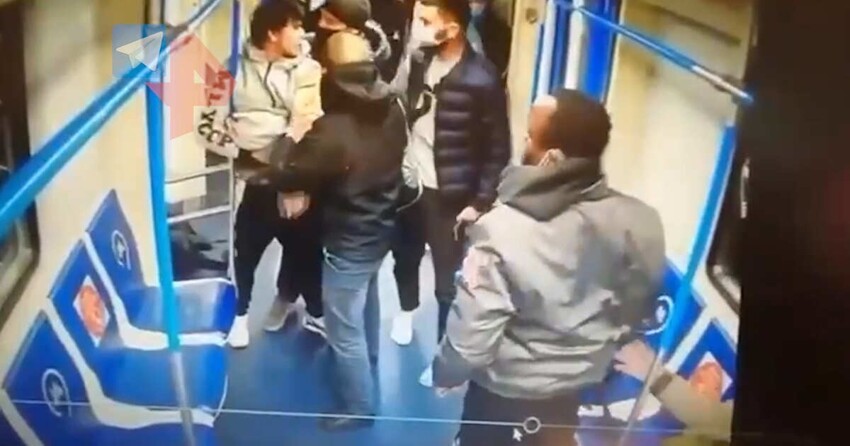 Московское метро - и плюнуть не в кого - попадешь в "приезжего"