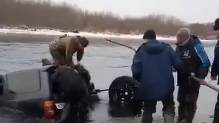 "Тут мелко!": на Камчатке двое рыбаков погибли, пытаясь пересечь реку на внедорожнике