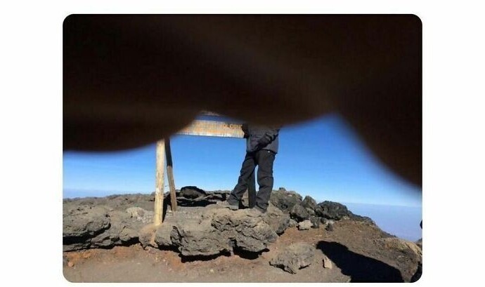 "Мой коллега взял двухнедельный отпуск и уехал в Африку, чтобы забраться на Килиманджаро. Он упорно шел в гору целую неделю, и наконец, на вершине попросил гида снять его, пока телефон не сел на 25-градусном морозе. Вот он, этот снимок